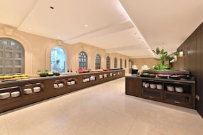 A spacious hotel lobby with a long reception counter, arched windows, and a modern ceiling design. - Vienna International Hotel , Changchun (Changchun)