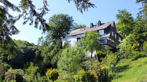 A house surrounded by dense greenery and trees. - The Waldhaus Modern Retreat (Willingen)