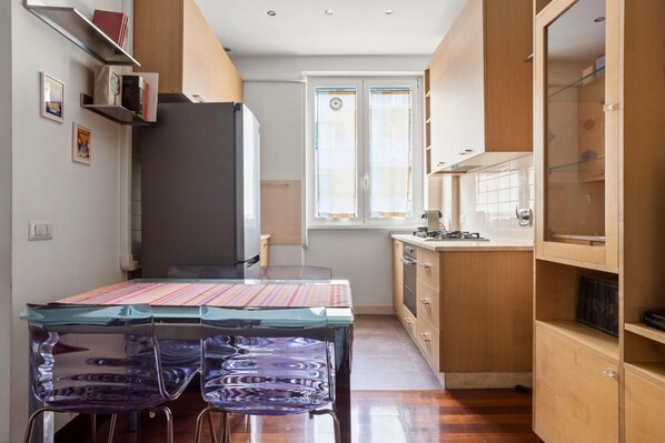 Fridge, oven, stovetop, coffee/tea maker