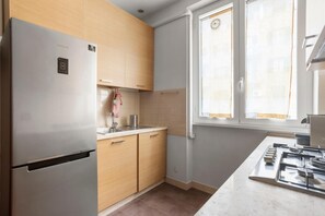 Kühlschrank, Ofen, Herdplatte, Wasserkocher mit Kaffee-/Teezubehör