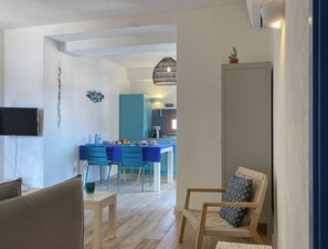 TV - Apt. Azure, central, parking, top for 6 (San Pantaleo)