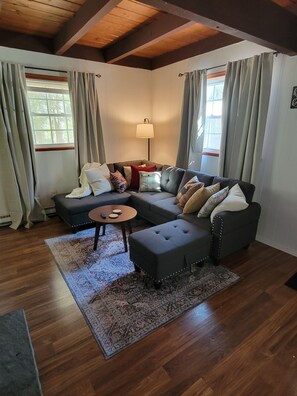 Älytelevisio, takka, kirjoja