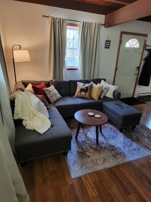 Älytelevisio, takka, kirjoja