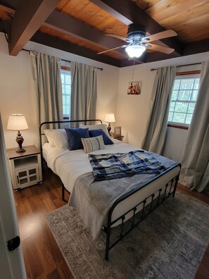 3 makuuhuonetta, työpöytä, silitysrauta/-lauta, ilmainen Wi-Fi