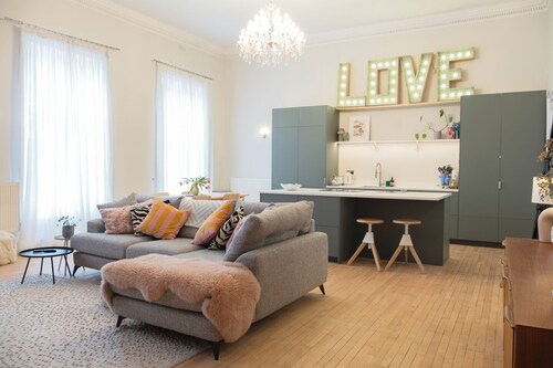 The Ballroom. Recently renovated huge 2 Bed, city centre. 