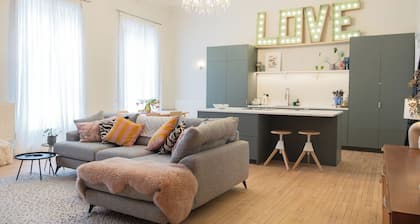 The Ballroom. Recently renovated huge 2 Bed, city centre.