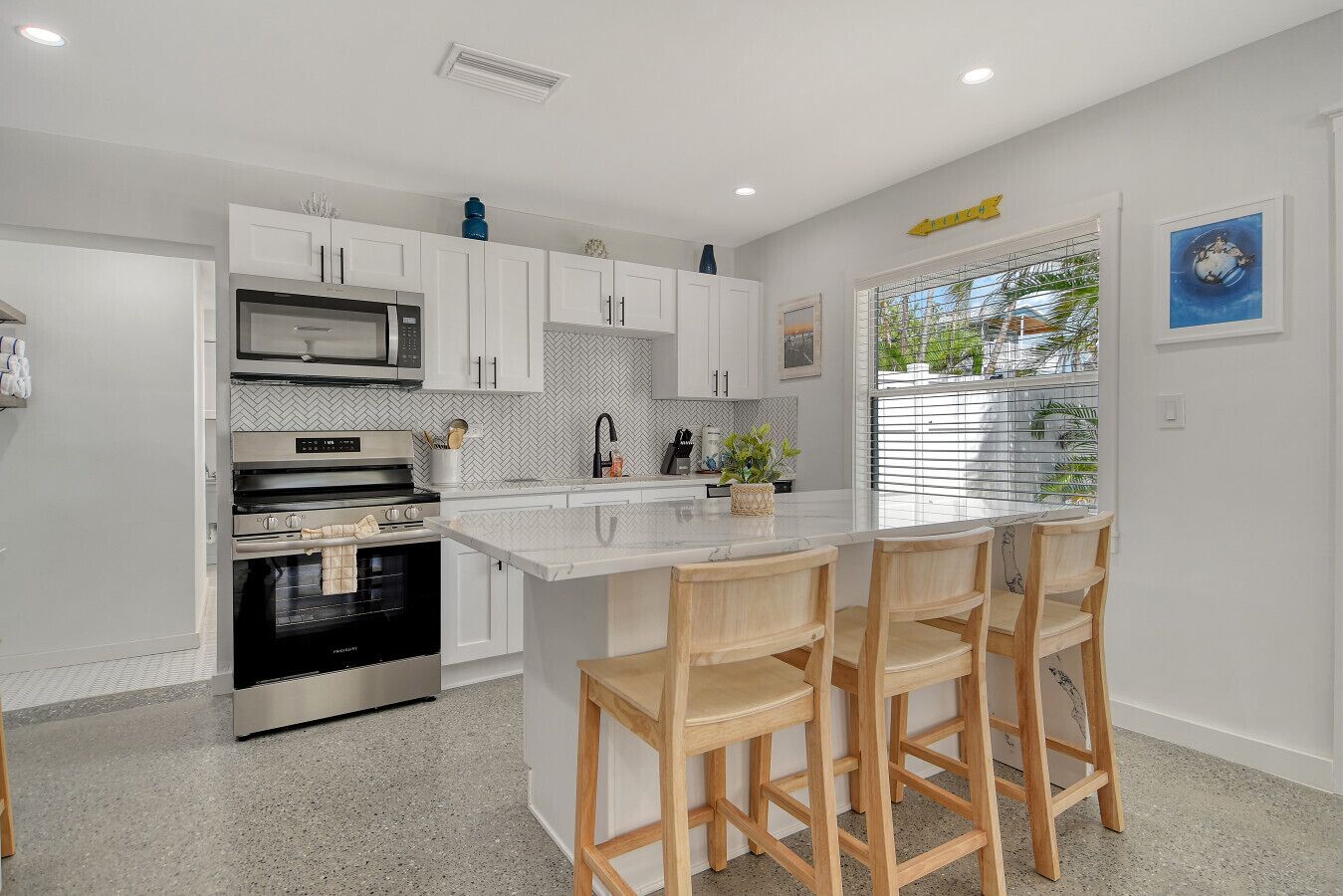 冷蔵庫、電子レンジ、オーブン、コンロ