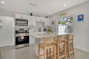 Køleskab, mikrobølgeovn, ovn, kogeplade