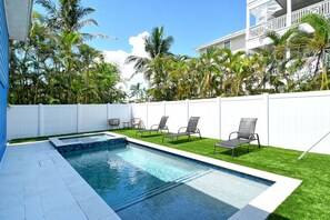 A heated pool - Island Breeze! Direct walk to beach access! (Bradenton Beach)