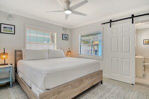 2 soverom, skrivebord, strykejern/-brett og wi-fi (inkludert)