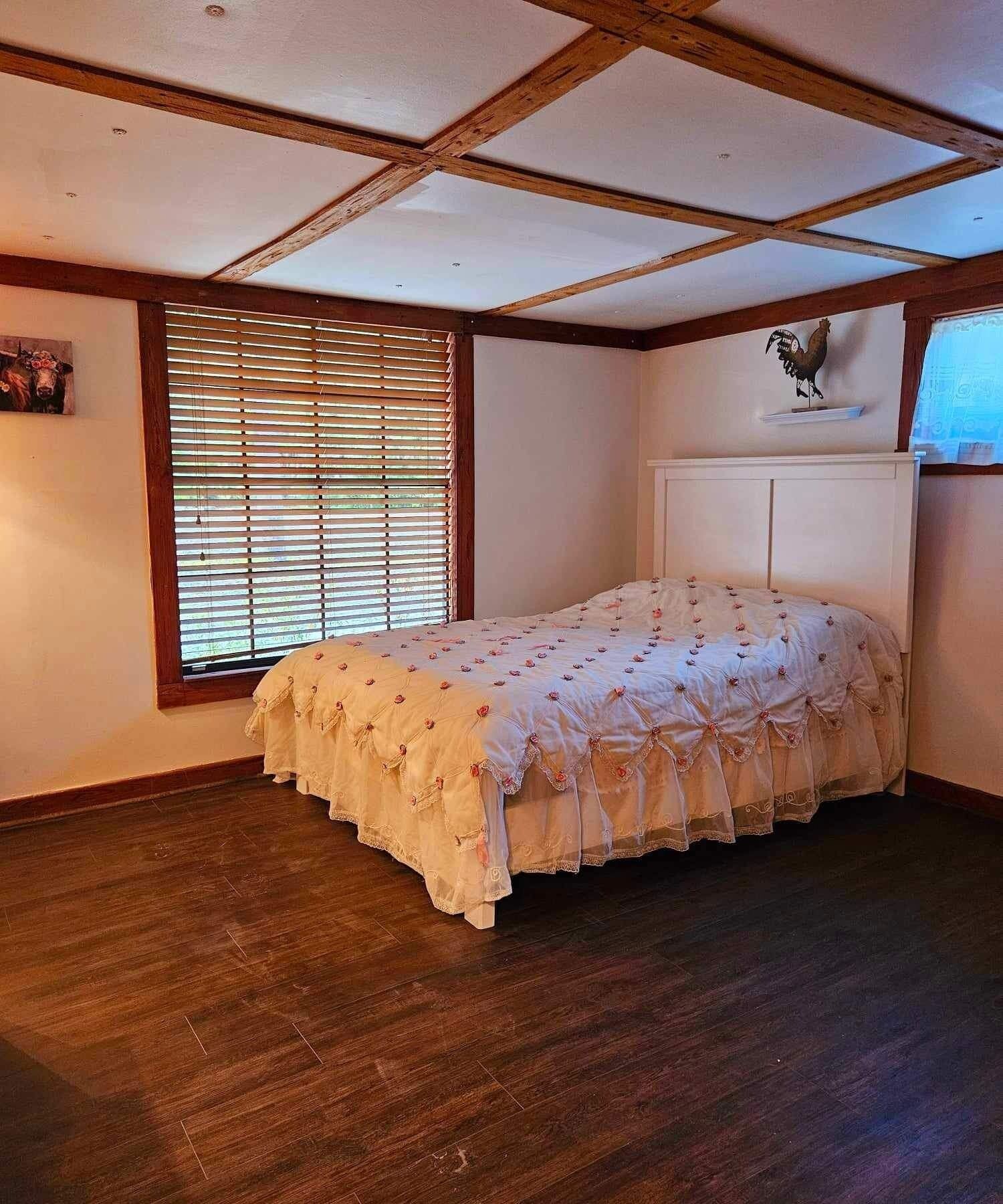 Charming and cozy Rustic farmhouse . Centrally located !