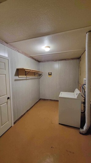 Interior - Charming Windsor Apartment: Easy access to Katy and Rock Island Trails. (Windsor)