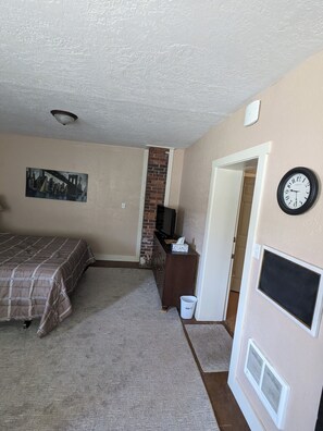 1 bedroom, free WiFi, bed sheets - Charming Windsor Apartment: Easy access to Katy and Rock Island Trails. (Windsor)