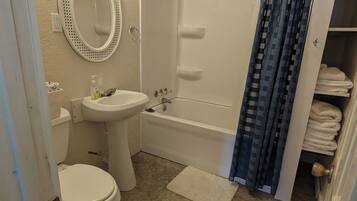 Serviettes fournies, savon, shampoing, papier toilette