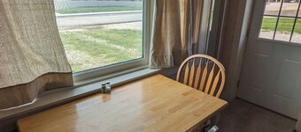 Charming Windsor Apartment: Easy access to Katy and Rock Island Trails.