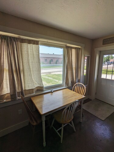 Charming Windsor Apartment: Easy access to Katy and Rock Island Trails.