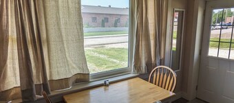 Charming Windsor Apartment: Easy access to Katy and Rock Island Trails.