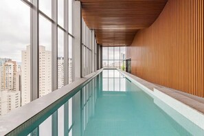 Indoor pool, a heated pool - Apto Próximo Oscar Freire e Rebouças (Pinheiros São Paulo)