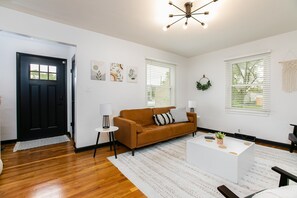 Smart TV - Shamrock 99: Charming Family Home 1.5 Miles From ND (South Bend)