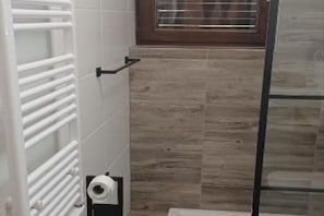 Apartment | Badezimmer | Haartrockner, Bademäntel, Handtücher, Toilettenpapier