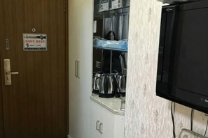 A kitchen with a microwave, kettle, and kettle on the counter. - Cangnan Water View Hotel (Cangnan)