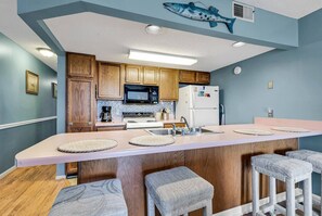 Kjøleskap, mikrobølgeovn, ovn og kokeplater