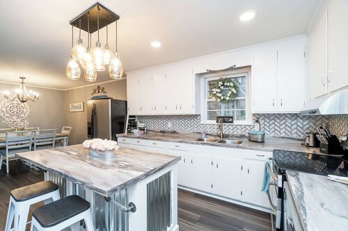 Charming 3 bdrm w/ GAME ROOM & King Sized Bed and TV in Every Room