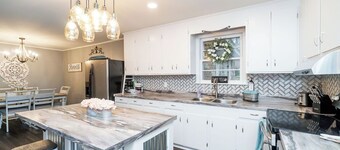 Charming 3 bdrm w/ GAME ROOM & King Sized Bed and TV in Every Room