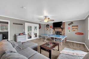 Smart TV, futbolito y tenis de mesa 