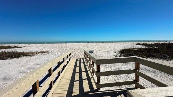 Nära stranden, solstolar och strandhanddukar