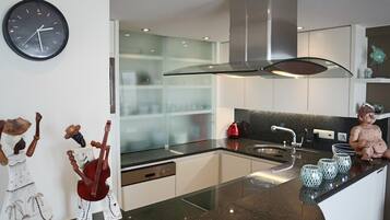 Apartemen | Dapur pribadi | Kursi makan untuk bayi