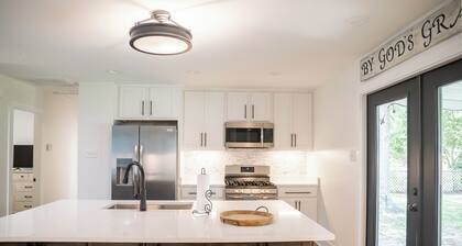 Clark Cottage - With Golf Cart! 1 mile ride to the beach & Dtown Ocean Springs!
