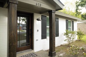 Exterior detail - With GOLF CART! 1 mile ride to the beach & Downtown Ocean Springs! Clark Cottage (Ocean Springs)
