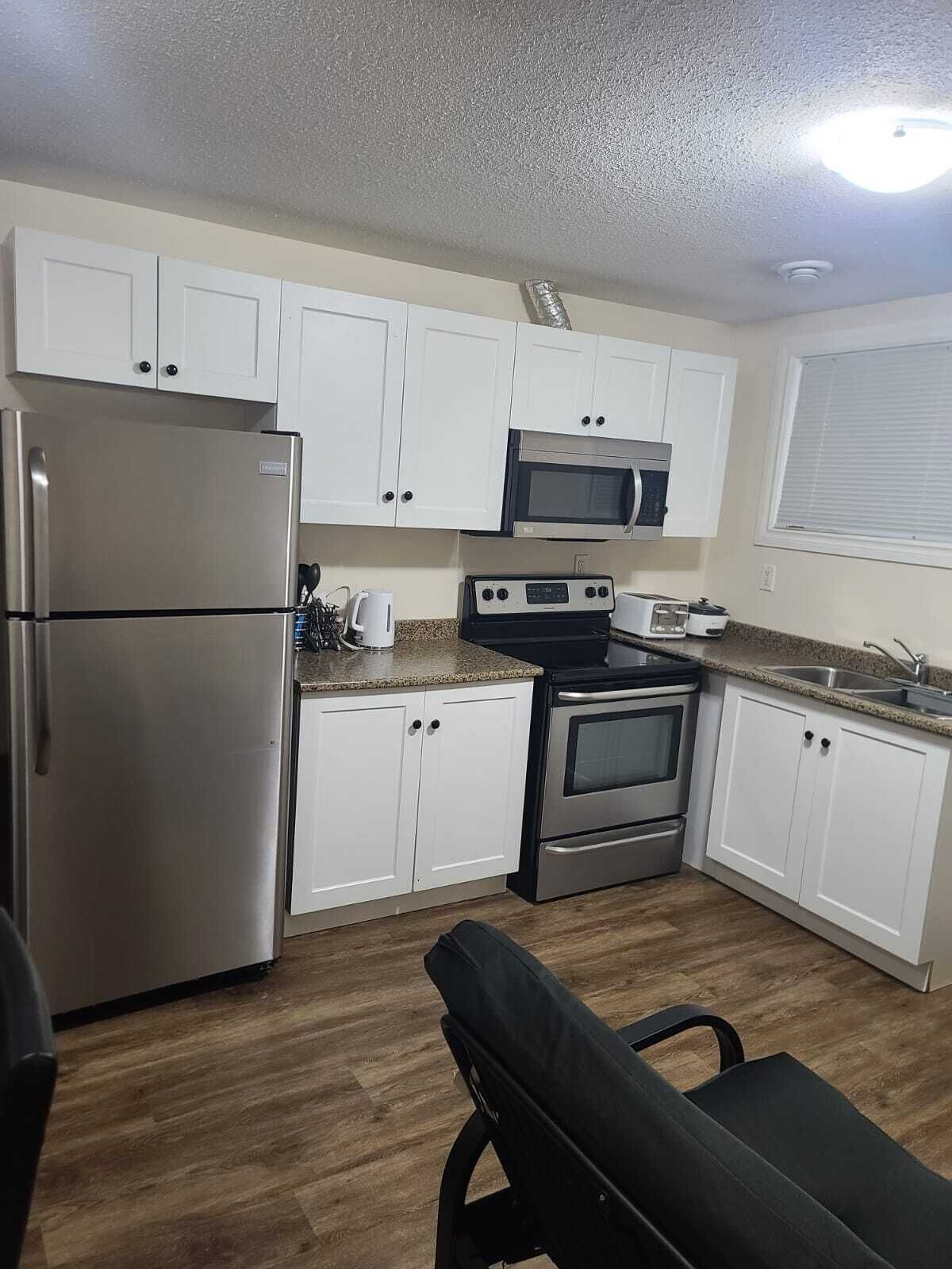 Refrigerador, microondas, horno y parrilla de estufa 