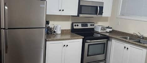 Frigorifero, microonde, forno, piano cottura