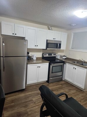 Réfrigérateur, micro-ondes, four, plaque de cuisson