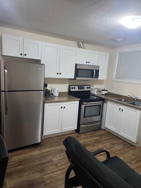 Réfrigérateur, micro-ondes, four, plaque de cuisson