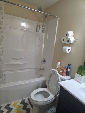 HandtĂŒcher, Shampoo, Toilettenpapier