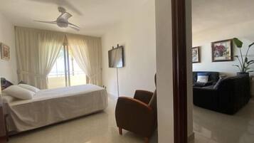 4 slaapkamers, een strijkplank/strijkijzer, internet, beddengoed