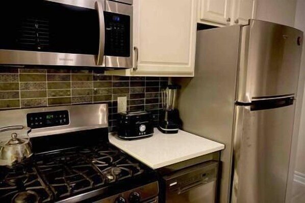 Refrigerador, microondas, horno y parrilla de estufa 