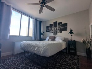 1 bedroom, in-room safe, desk, iron/ironing board - Downtown Atlanta Midtown “Sweet Atlanta Condo” (Atlanta)