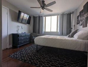 1 slaapkamer, een kluis op de kamer, een bureau