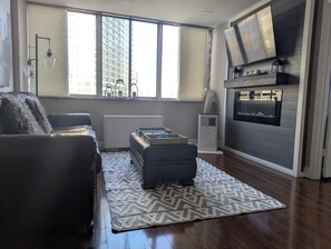 Smart TV, fireplace