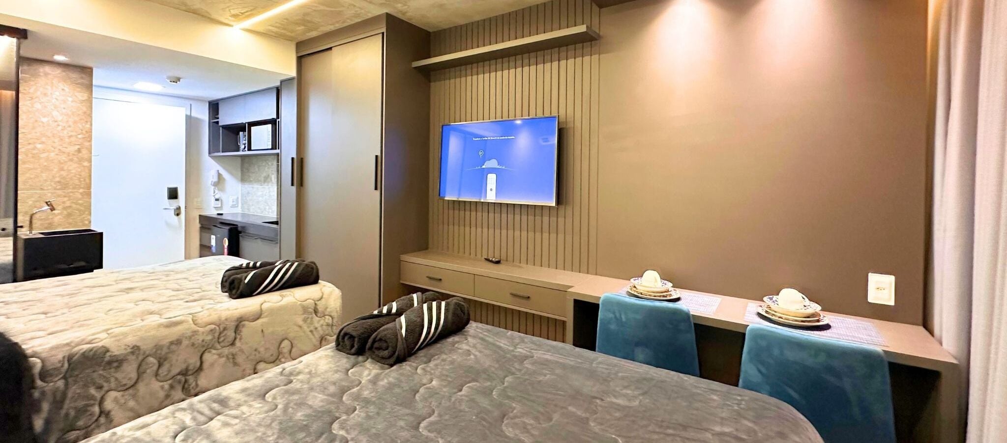 Suite | Desk, laptop workspace, free WiFi