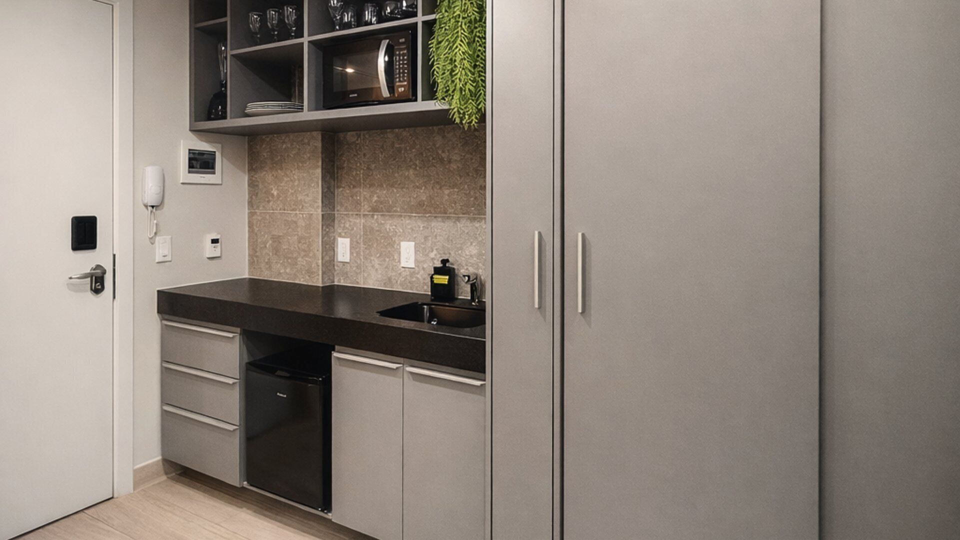 Suite | Private kitchen | Mini-fridge, microwave