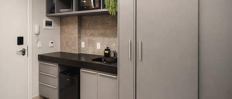 Suite | Private kitchen | Mini-fridge, microwave