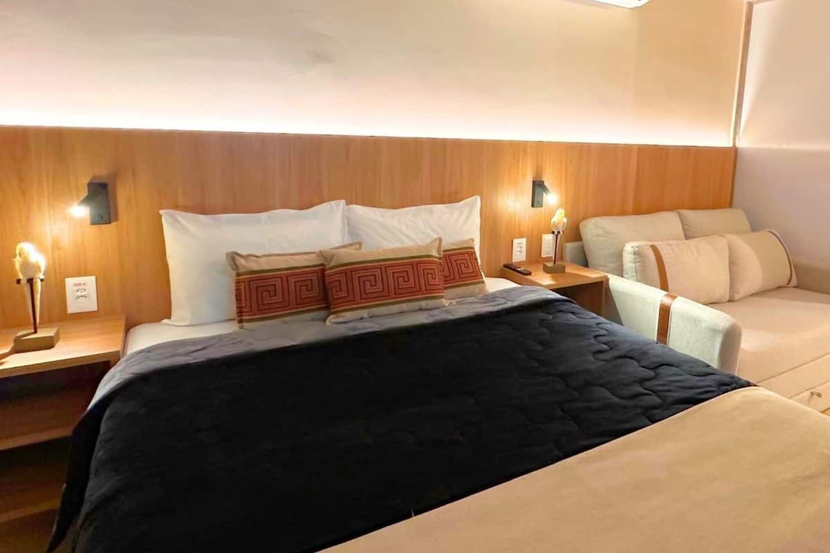 Schreibtisch, laptopgeeigneter Arbeitsplatz, kostenloses WLAN