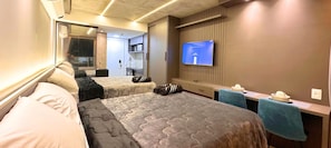 Escritorio, espacio para trabajar con laptop y wifi gratis 