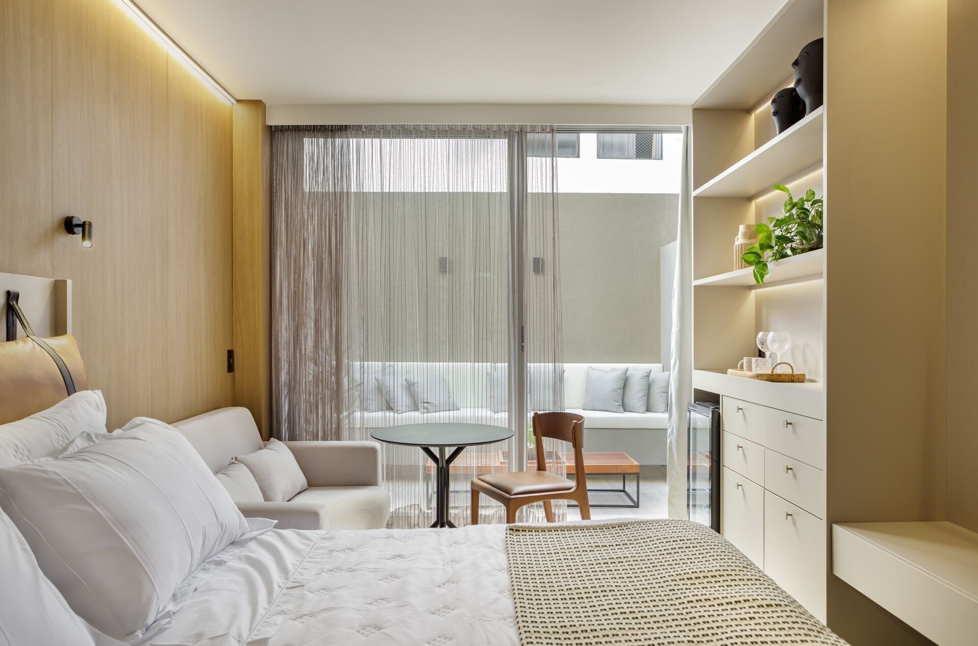 Escritorio, espacio para trabajar con laptop y wifi gratis 