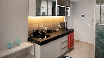 Family Studio | Private kitchen | Mini-fridge, microwave